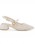 vista lateral de zapatillas beige tejidas para dama con talón descubierto y tacón bajo 4cm para dama 