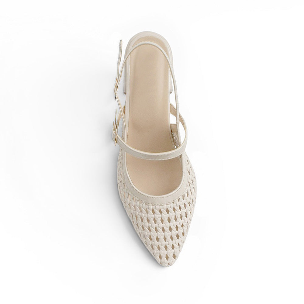 vista superior de zapatillas beige  para dama tejidas con terminación en punta doble correa y hebillas doradas 