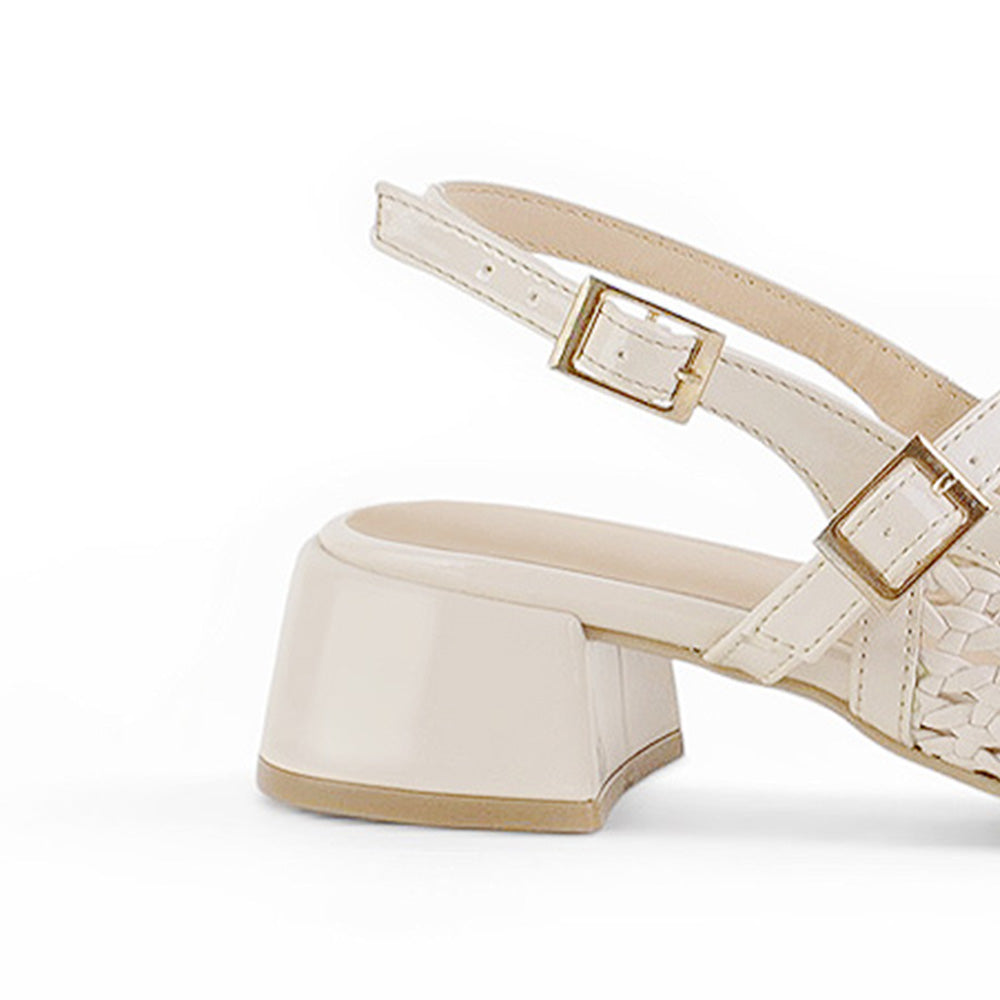 vista trasera del tacón bajo 4cm de zapatillas beige para dama con doble correa y hebillas doradas para dama