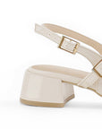 vista trasera del tacón bajo 4cm de zapatillas beige para dama con doble correa y hebillas doradas para dama