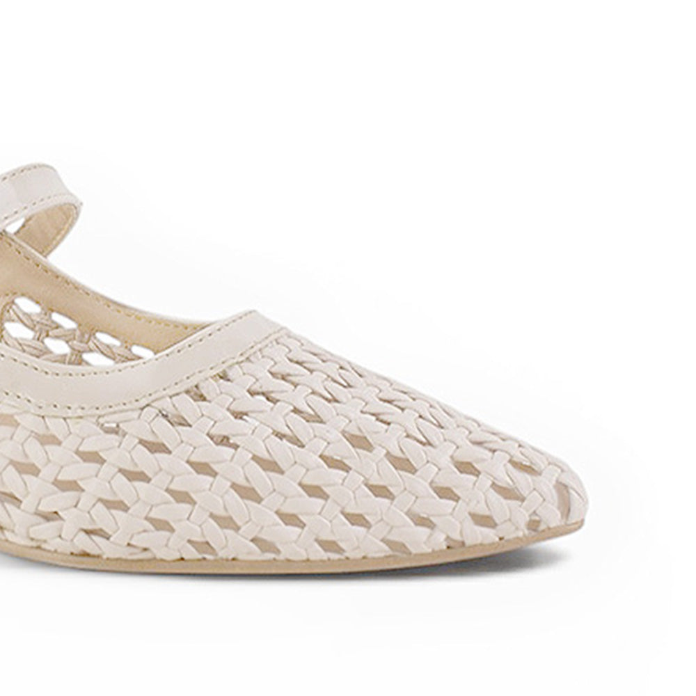 detalle del material sintético en el tejido de las zapatillas beige para dama con tacón bajo 4cm