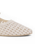 detalle del material sintético en el tejido de las zapatillas beige para dama con tacón bajo 4cm