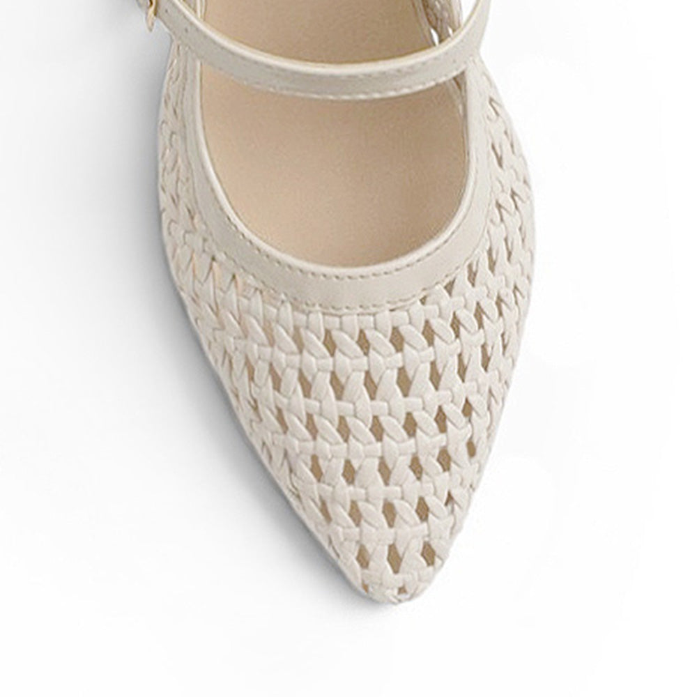 vista del detalle bordado en zapatillas beige con terminación en punta y tacón bajo 4cm para dama
