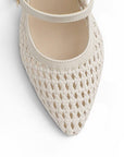 vista del detalle bordado en zapatillas beige con terminación en punta y tacón bajo 4cm para dama