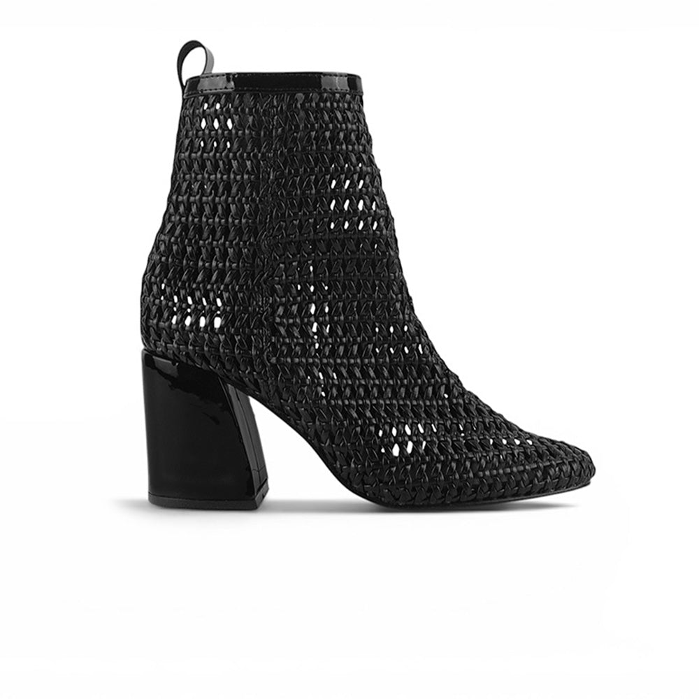vista lateral de botas negras tejidas para dama con tacón medio 8cm 