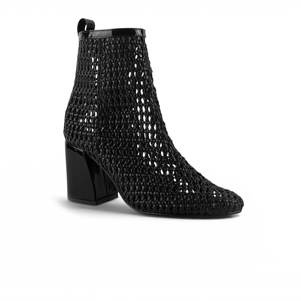 vista diagonal de botas negras con tacón medio 8cm para dama tejidas
