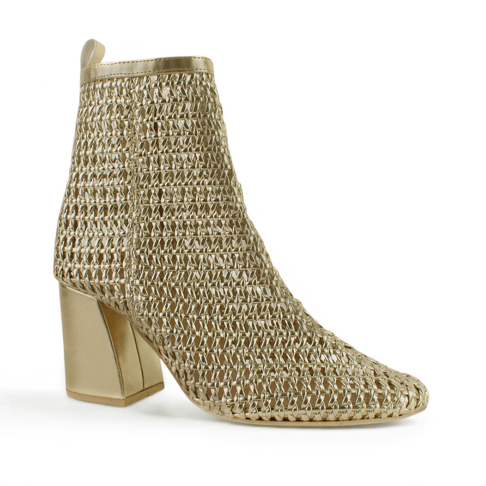 vista diagonal de botas oro con tacón medio 8cm para dama tejidas