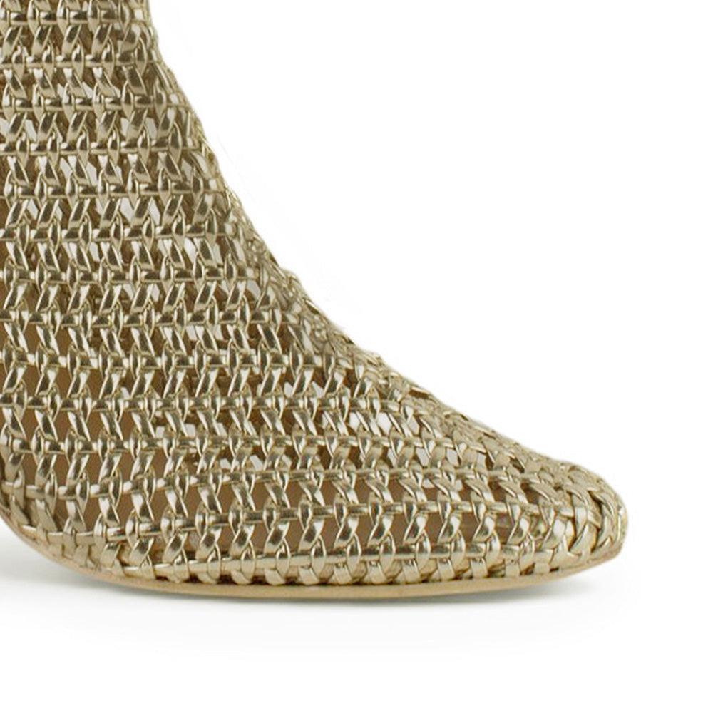 detalle del material sintético en las botas oro caladas de dama con tacón medio 8 cm