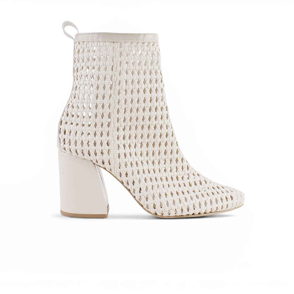 vista lateral de botas beige tejidas para dama con tacón medio 8cm 