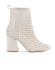 vista lateral de botas beige tejidas para dama con tacón medio 8cm 
