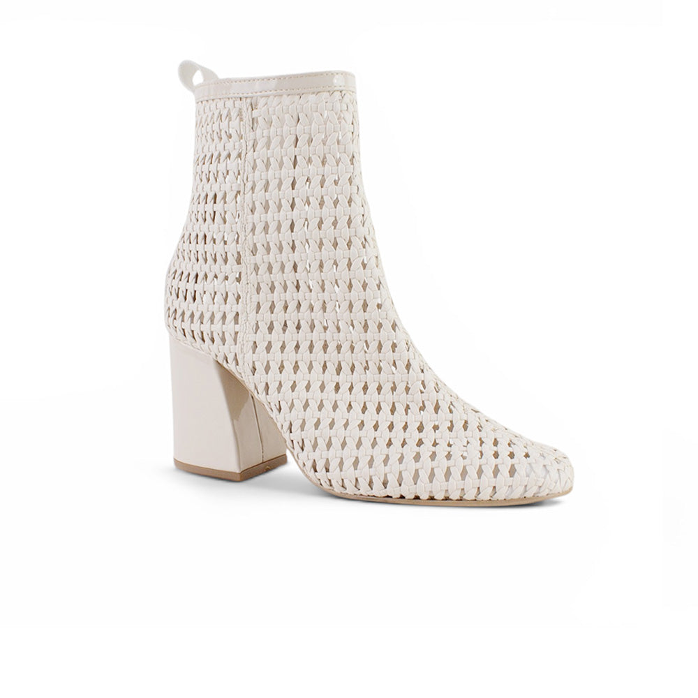 vista diagonal de botas beige con tacón medio 8cm para dama tejidas