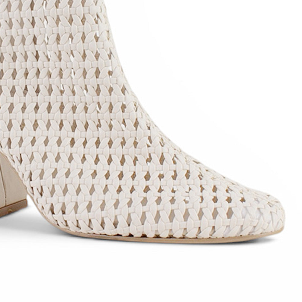 detalle del material sintético en las botas beige tejidas de dama con tacón medio 8 cm