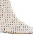 detalle del material sintético en las botas beige tejidas de dama con tacón medio 8 cm