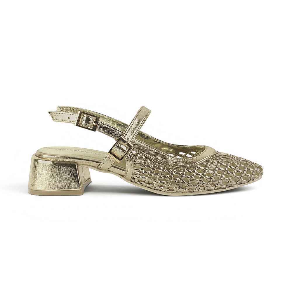 vista lateral de zapatillas doradas destalonadas con doble correa ajustable y tejidas para dama tacón bajo 5 cm 