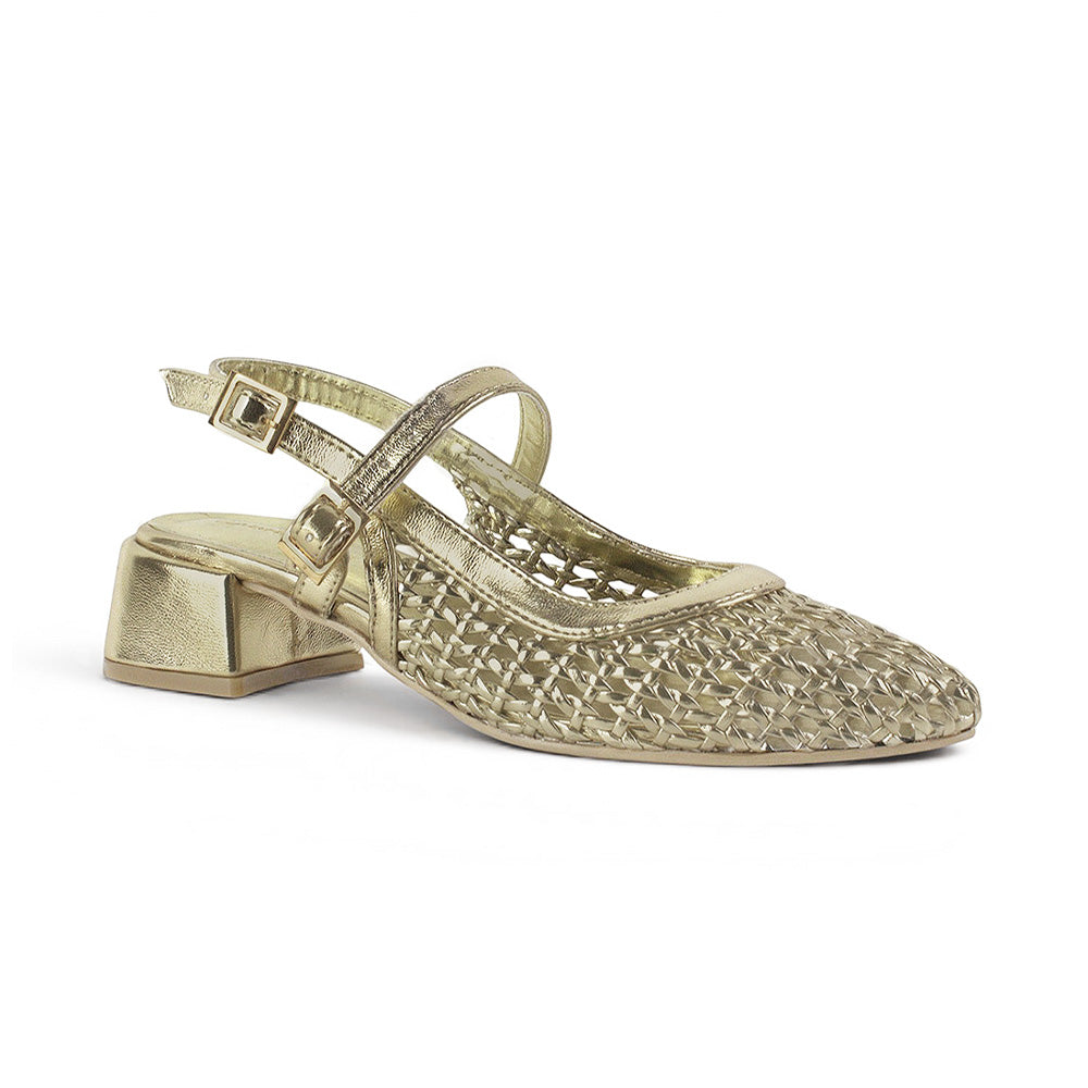 vista diagonal de las zapatillas doradas para dama con doble correa ajustable y tacón bajo 5 cm 