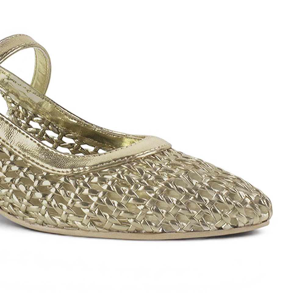 detalle del material tejido sintético en zapatillas doradas para dama con doble correa ajustable y tacón bajo 5cm 