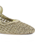 detalle del material tejido sintético en zapatillas doradas para dama con doble correa ajustable y tacón bajo 5cm 