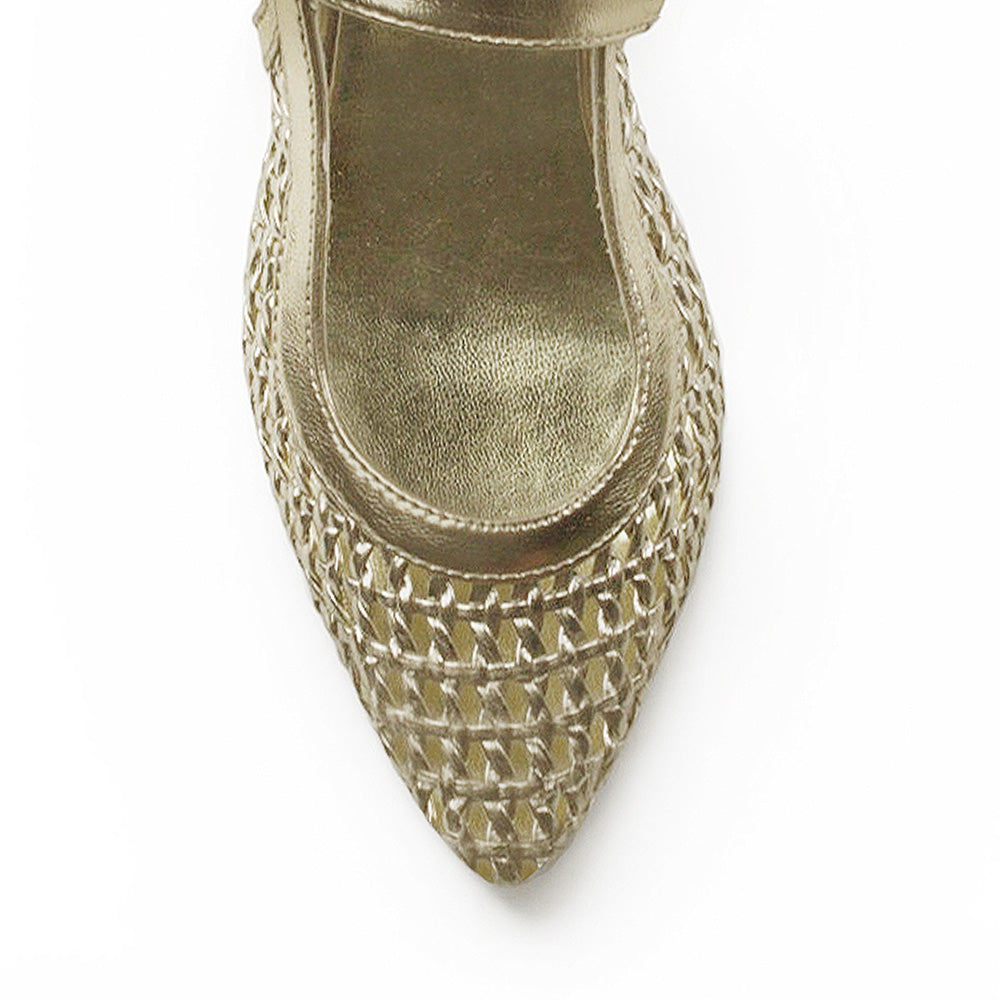 vista del detalle tejido y punta fina en zapatillas doradas para dama con doble correa ajustable y tacón bajo 5cm 