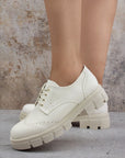 Mocasines beige chunky con suela dentada tipo track, cordones para mayor ajuste y detalles clásicos 