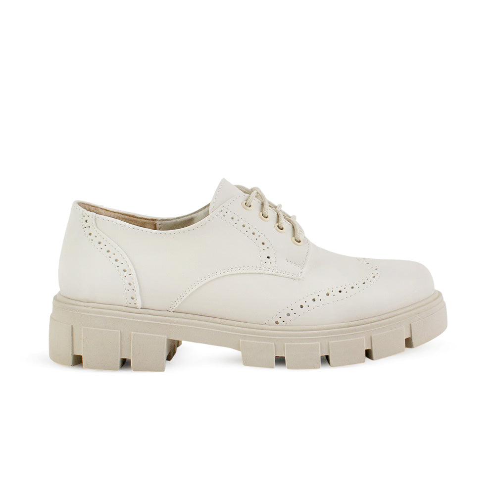Vista lateral del mocasín beige tipo chunky con suela dentada tipo track de agujetas y tacón bajo 4cm para dama 