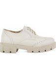 Vista lateral del mocasín beige tipo chunky con suela dentada tipo track de agujetas y tacón bajo 4cm para dama 