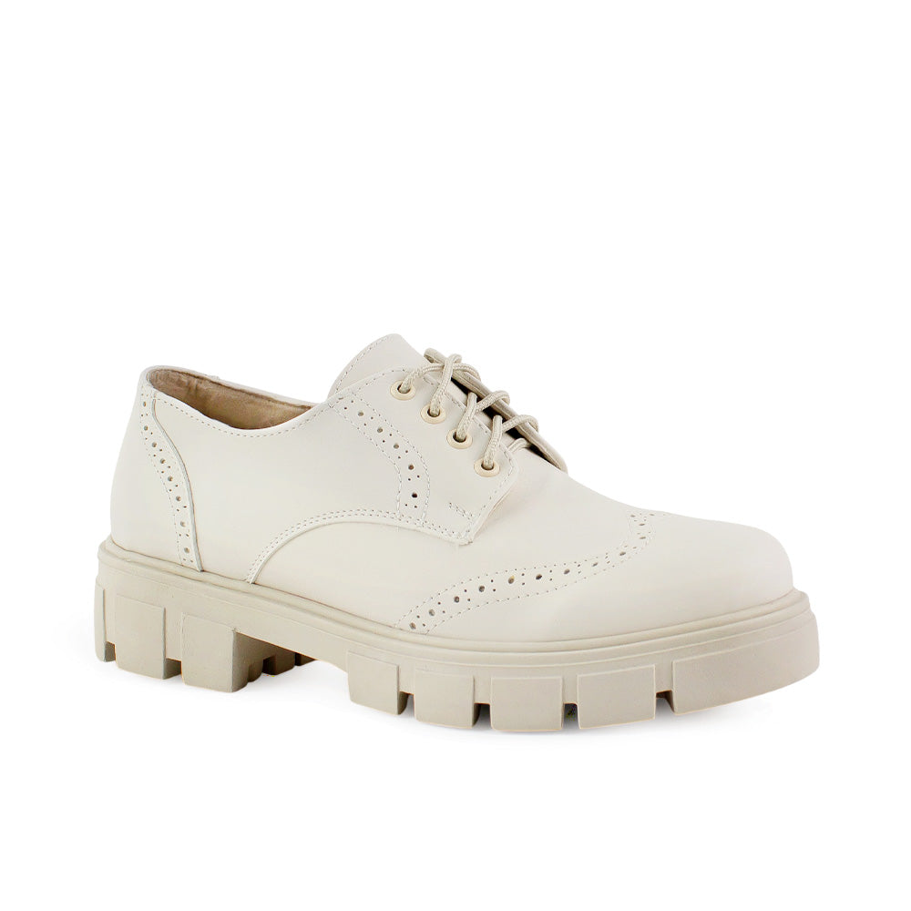 Vista diagonal en el mocasín beige con cordones ajustables, suela dentada tipo track para dama