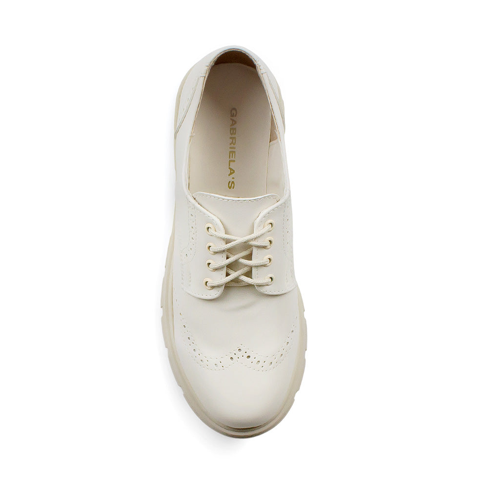 Vista superior del mocasín beige para dama tipo chunky con cordones al frente y tacón bajo 4cm 