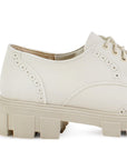 Vista trasera del tacón bajo 4cm y suela dentada tipo track del mocasín beige chunky para dama 