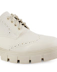 Detalle del material cabra sintético en el mocasín beige para dama con cordones funcionales y suela dentada tipo track 