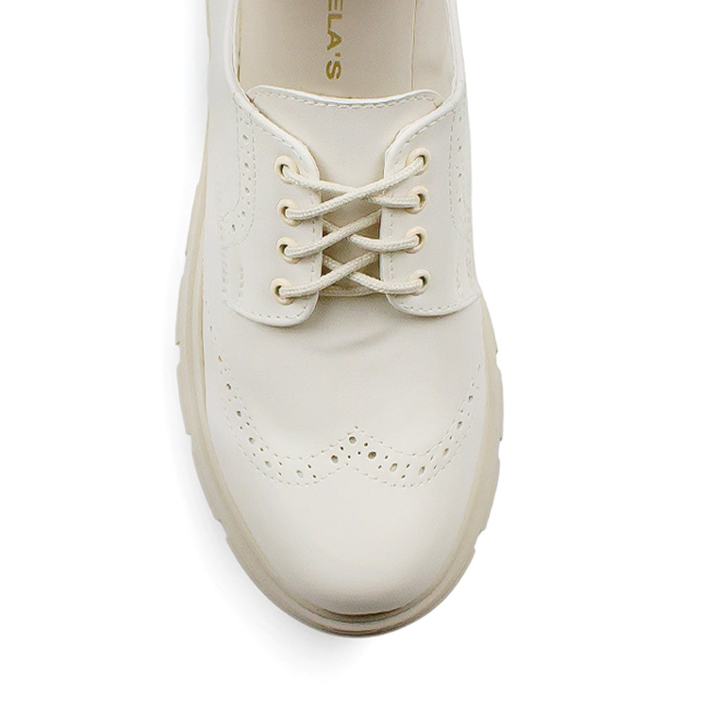 Vista superior del mocasín beige tipo chunky con cordones ajustables y estilo elegante para dama 