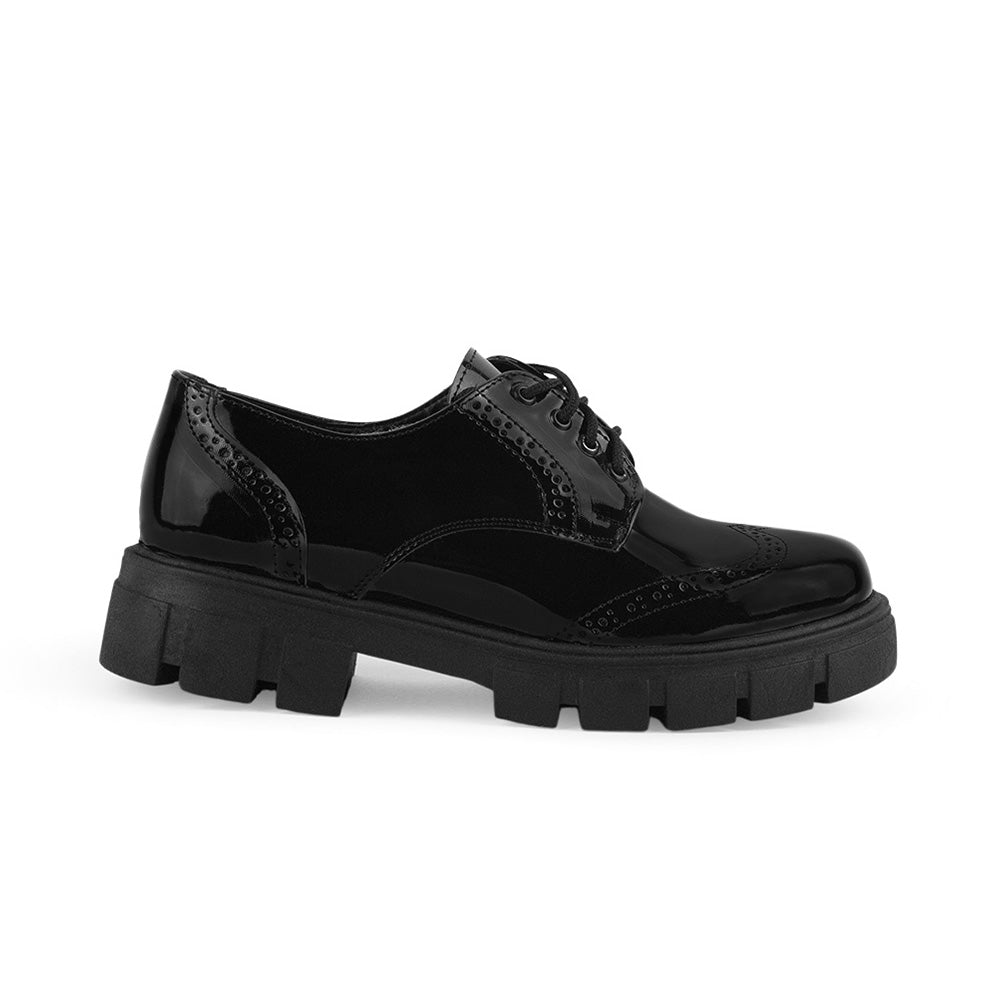 Vista lateral del mocasín negro tipo chunky con suela dentada tipo track de agujetas y tacón bajo 4cm para dama