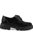 Vista lateral del mocasín negro tipo chunky con suela dentada tipo track de agujetas y tacón bajo 4cm para dama
