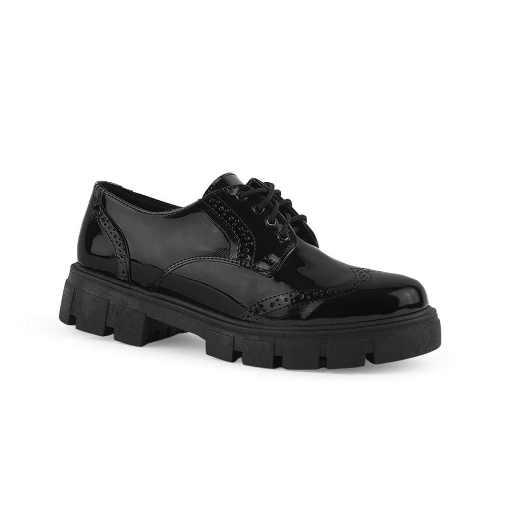 Vista diagonal en el mocasín negro de charol con cordones ajustables, suela dentada tipo track para dama 