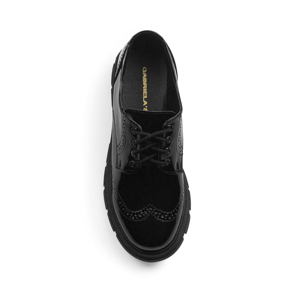 Vista superior del mocasín negro para dama tipo chunky con cordones al frente y tacón bajo 4cm