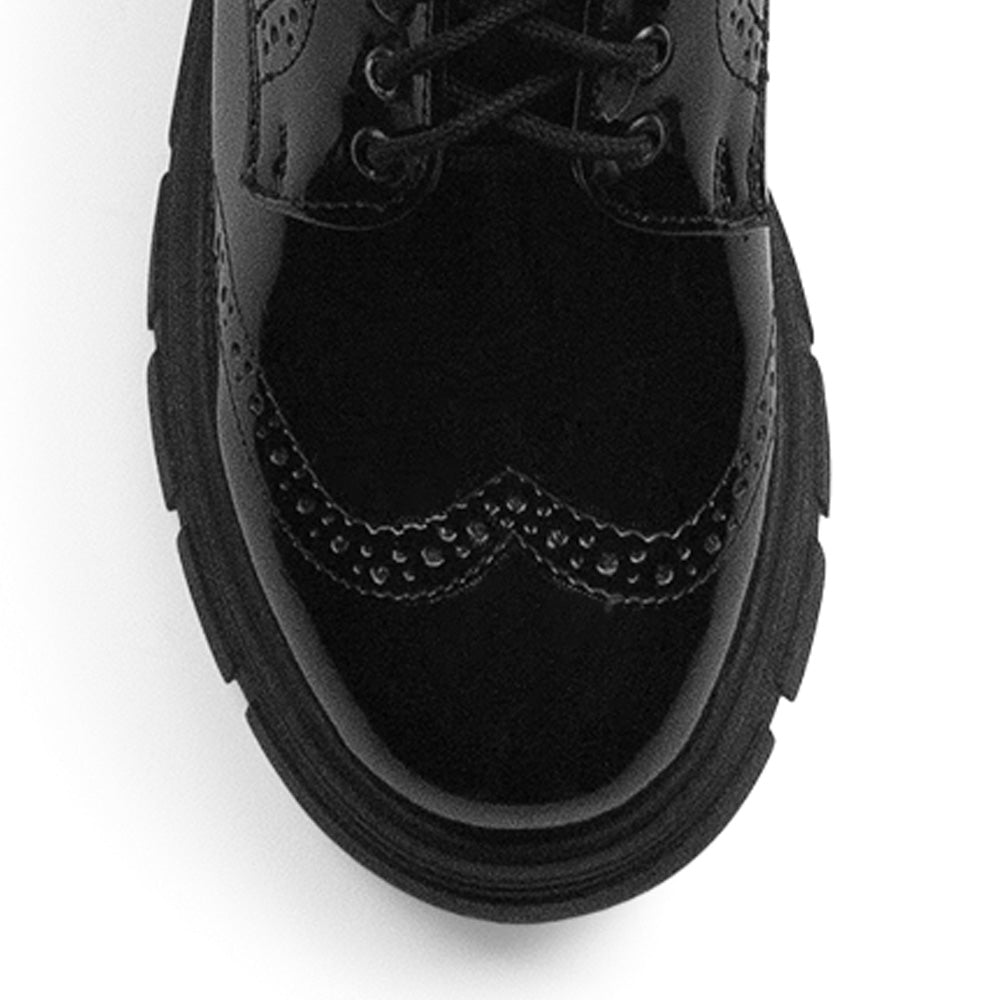 Vista superior del mocasín negro tipo chunky con cordones ajustables y estilo elegante para dama 