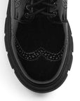 Vista superior del mocasín negro tipo chunky con cordones ajustables y estilo elegante para dama 