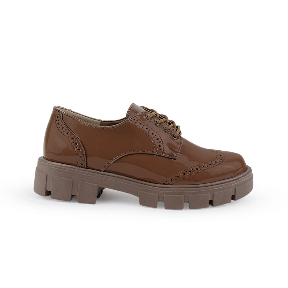 Vista lateral del mocasín café tipo chunky con suela dentada tipo track de agujetas y tacón bajo 4cm para dama 