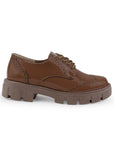 Vista lateral del mocasín café tipo chunky con suela dentada tipo track de agujetas y tacón bajo 4cm para dama 