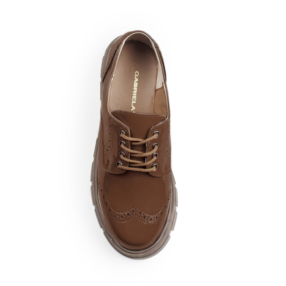 Vista superior del mocasín café para dama tipo chunky con cordones al frente y tacón bajo 4cm 