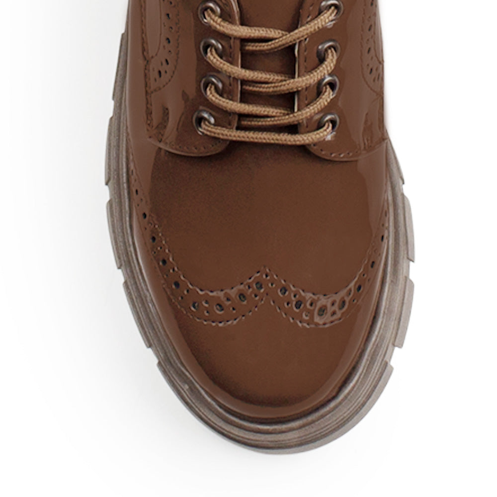 Vista superior del mocasín café tipo chunky con cordones ajustables y estilo elegante para dama 