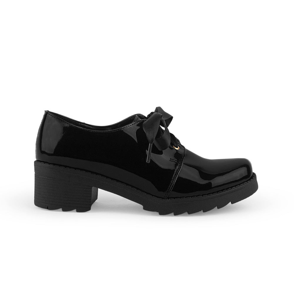Vista lateral del mocasín negro de charol con listones, suela tipo track y tacón bajo 5cm para dama 