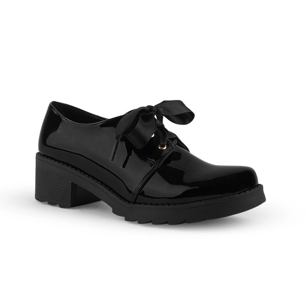 Vista diagonal del mocasín negro tipo chunky de charol con listones, tacón bajo 5 y plataforma