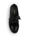 Vista superior del mocasín negro de charol tipo chunky con listones, plataforma y tacón bajo 5m para dama