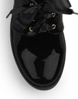 Vista del detalle en listones del mocasín negro tipo chunky de punta redonda con plataforma y tacón grueso tamaño bajo 5cm