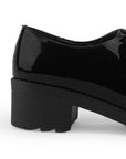 Vista trasera del mocasín negro para dama de charol con listones tacón bajo tamaño grueso 5cm y plataforma