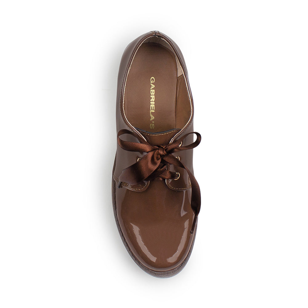 Vista superior del mocasín café de charol tipo chunky con listones, plataforma y tacón bajo 5m para dama
