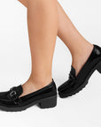 Mocasines negros para dama con herraje decorativo de plataforma y tacón bajo 5cm 