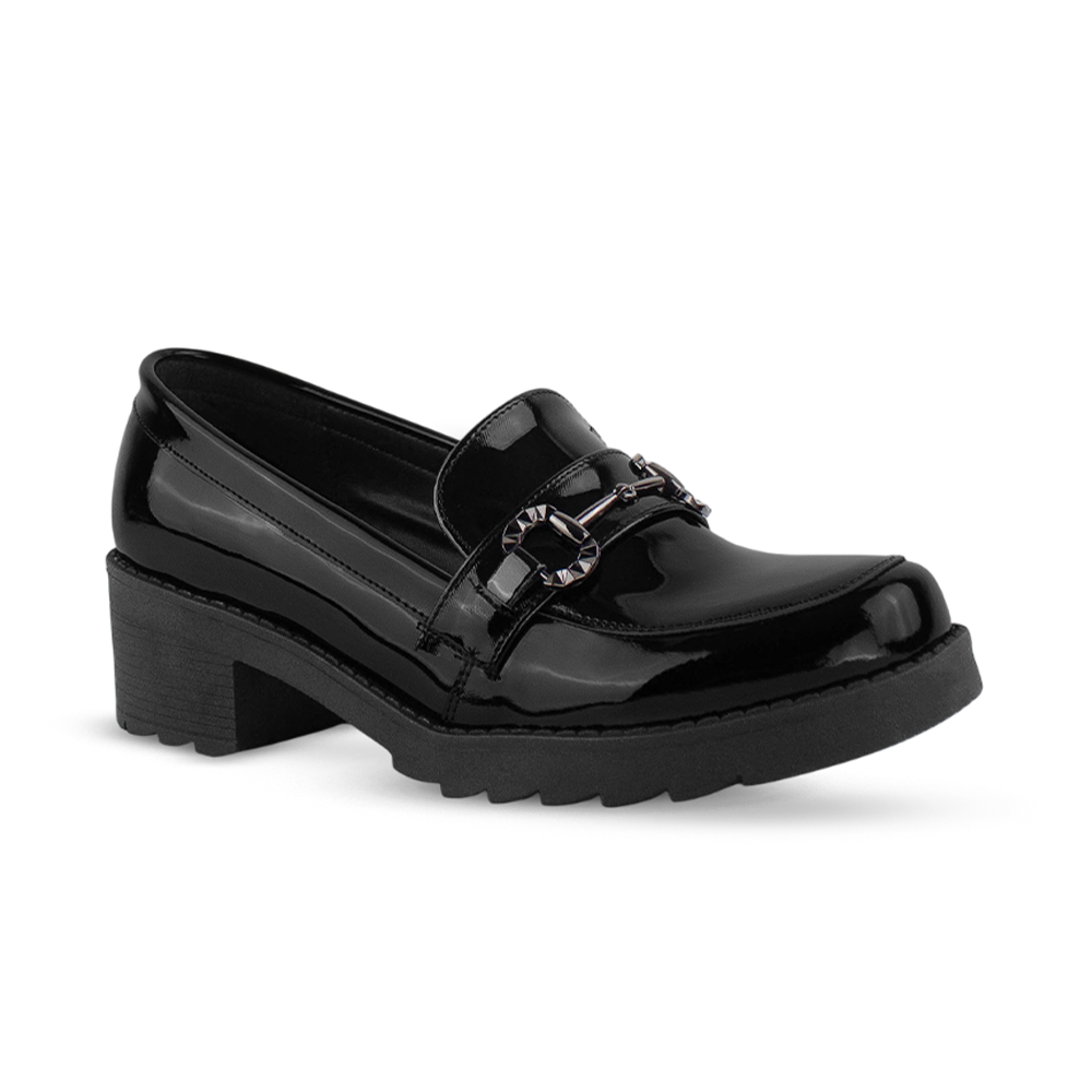 Vista diagonal del mocasín negro de charol con punta redonda, herraje decorativo plataforma y tacón bajo 5cm