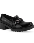 Vista diagonal del mocasín negro de charol con punta redonda, herraje decorativo plataforma y tacón bajo 5cm