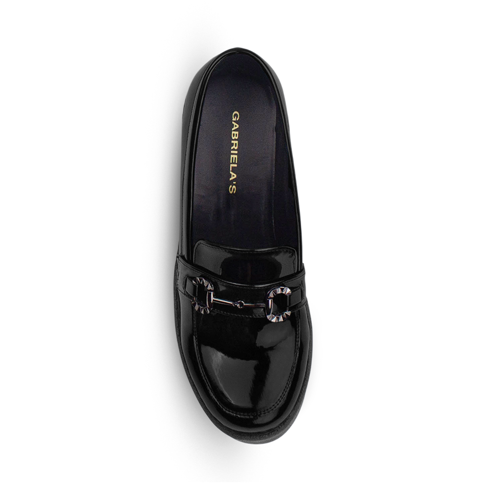 Vista superior del mocasín negro para dama con herraje metálico decorativo, punta redonda y tacón bajo 5cm 